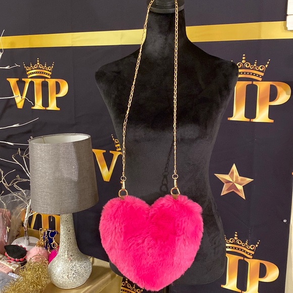 Handbags - 2 piece Pink fur heart purse with fur bag charm crossbody chain Valentine Day♥️